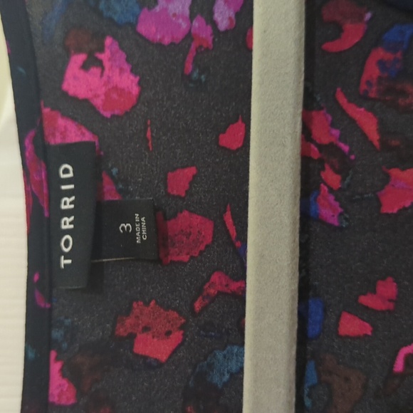 Torrid Multicolor Abstract Print Top - Picture 4 of 4